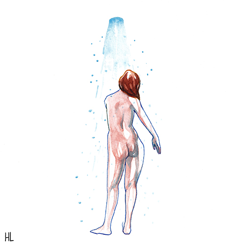 vrouw onder een douche wiens huid echt wordt door het water.